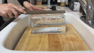 冰块如何制作，冰块如何制作出来的（晶莹剔透的冰块是如何制成的）