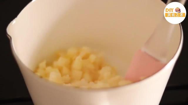 如何做QQ糖好吃，怎么用QQ糖做好吃的（苹果味的QQ爱心糖）