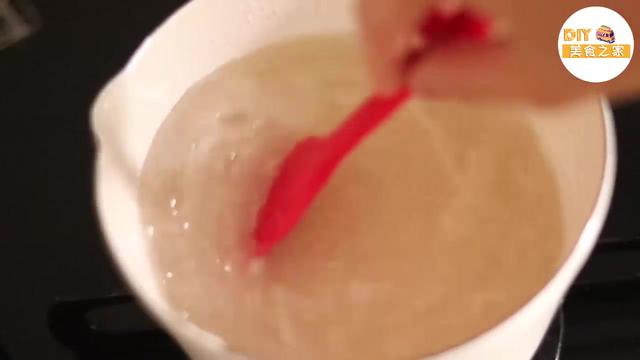 如何做QQ糖好吃，怎么用QQ糖做好吃的（苹果味的QQ爱心糖）