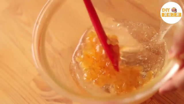 如何做QQ糖好吃，怎么用QQ糖做好吃的（苹果味的QQ爱心糖）