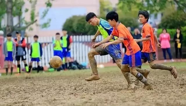 阿迪达斯足球鞋分类简介，阿迪达斯高端足球鞋型号（踢足球应该选择合适的足球鞋）