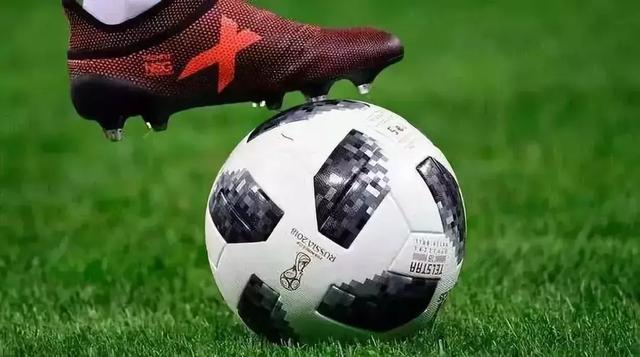 阿迪达斯足球鞋分类简介，阿迪达斯高端足球鞋型号（踢足球应该选择合适的足球鞋）