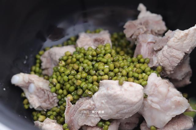 冬瓜排骨汤的功效与作用，冬瓜排骨汤（冬瓜排骨汤减肥可以喝吗）