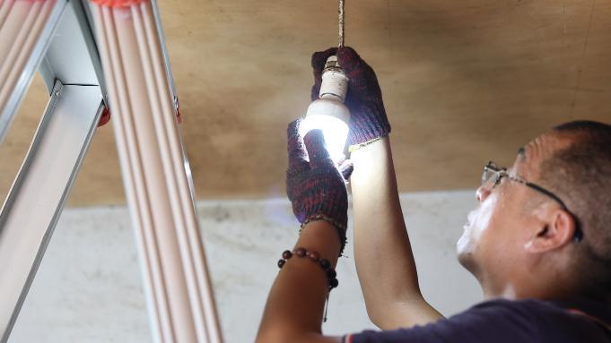 苍南家电维修工招聘 温州4名“快递小哥”首获技术职称：觉得是种认可