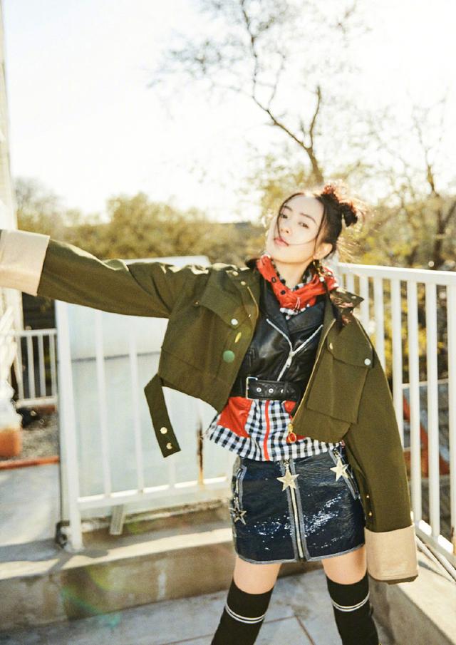 黑色吊带裙搭配，黑色吊带裙搭配牛仔外套（童瑶穿黑色吊带裙搭配墨绿色外套）