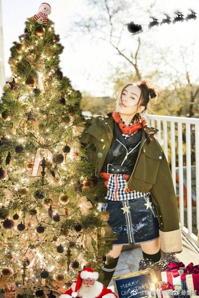 黑色吊带裙搭配，黑色吊带裙搭配牛仔外套（童瑶穿黑色吊带裙搭配墨绿色外套）