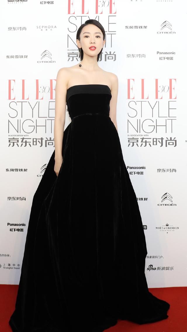 黑色吊带裙搭配，黑色吊带裙搭配牛仔外套（童瑶穿黑色吊带裙搭配墨绿色外套）