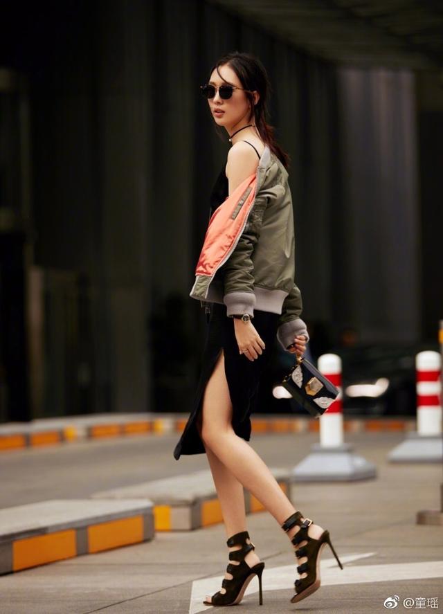 黑色吊带裙搭配，黑色吊带裙搭配牛仔外套（童瑶穿黑色吊带裙搭配墨绿色外套）