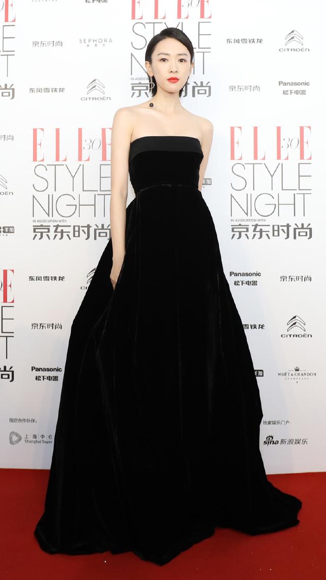 黑色吊带裙搭配，黑色吊带裙搭配牛仔外套（童瑶穿黑色吊带裙搭配墨绿色外套）