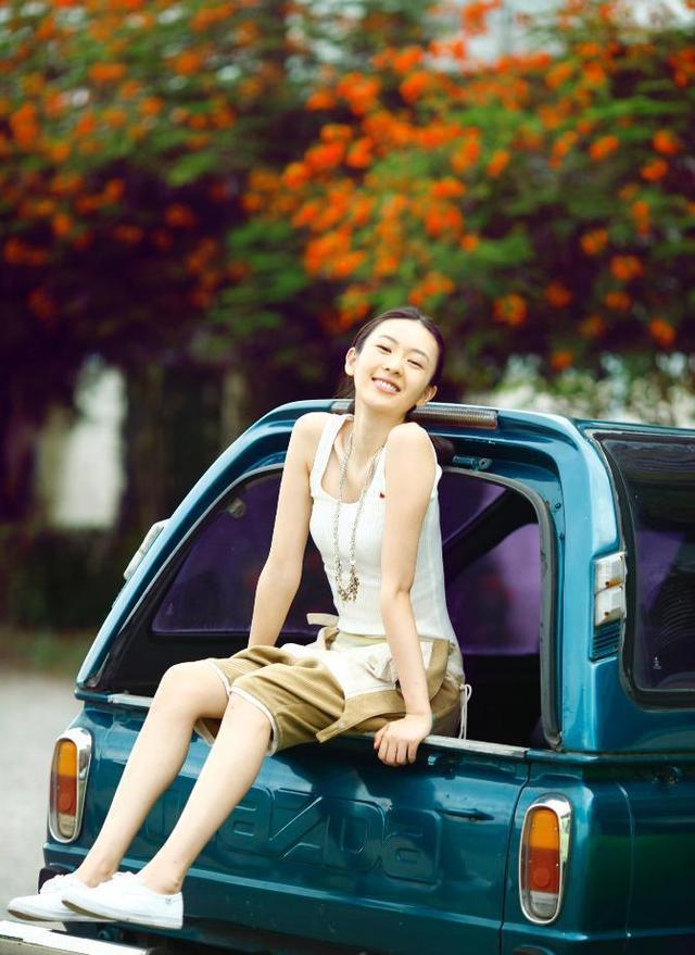 黑色吊带裙搭配，黑色吊带裙搭配牛仔外套（童瑶穿黑色吊带裙搭配墨绿色外套）