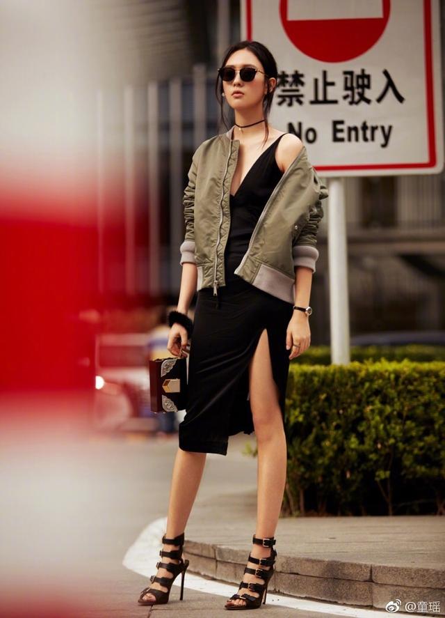 黑色吊带裙搭配，黑色吊带裙搭配牛仔外套（童瑶穿黑色吊带裙搭配墨绿色外套）