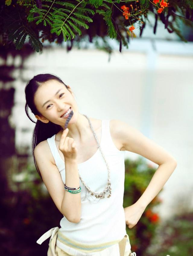 黑色吊带裙搭配，黑色吊带裙搭配牛仔外套（童瑶穿黑色吊带裙搭配墨绿色外套）