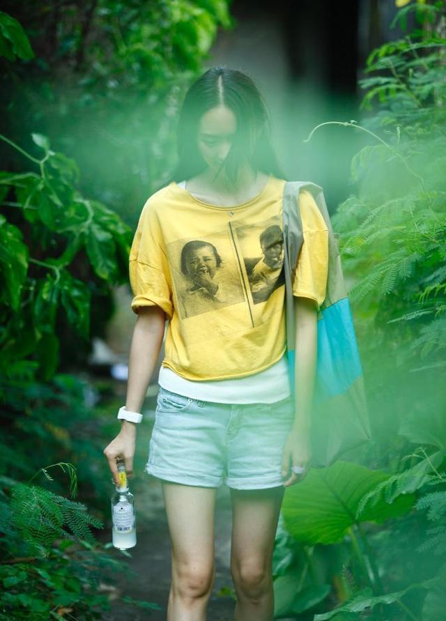 黑色吊带裙搭配，黑色吊带裙搭配牛仔外套（童瑶穿黑色吊带裙搭配墨绿色外套）