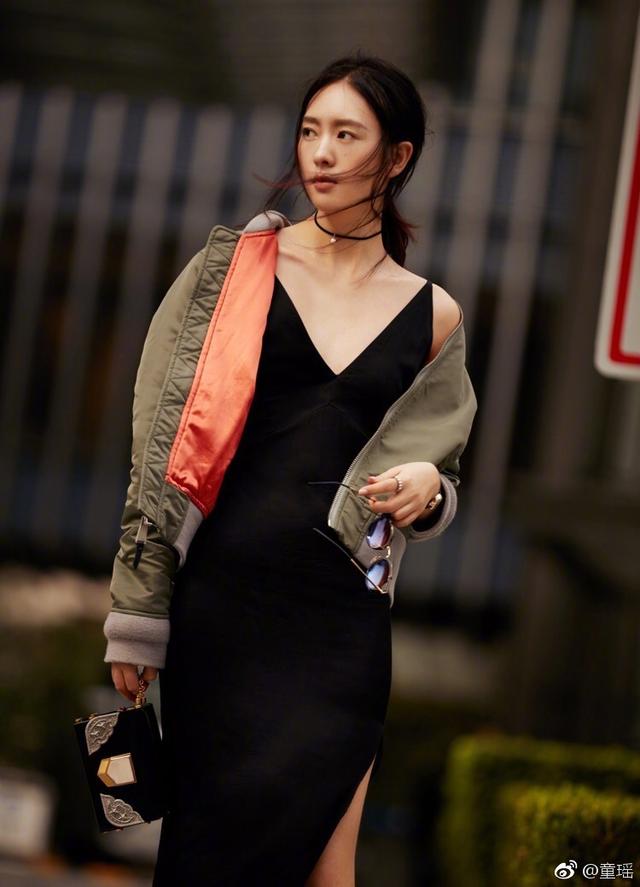 黑色吊带裙搭配，黑色吊带裙搭配牛仔外套（童瑶穿黑色吊带裙搭配墨绿色外套）