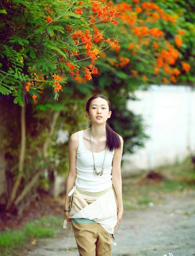 黑色吊带裙搭配，黑色吊带裙搭配牛仔外套（童瑶穿黑色吊带裙搭配墨绿色外套）