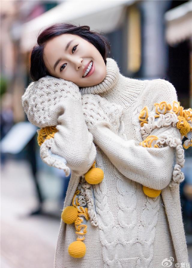 黑色吊带裙搭配，黑色吊带裙搭配牛仔外套（童瑶穿黑色吊带裙搭配墨绿色外套）