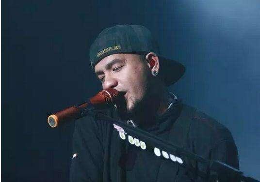 张震岳现场版新歌，张震岳u0026热狗发新曲《再见HIPHOP》音乐路上的real