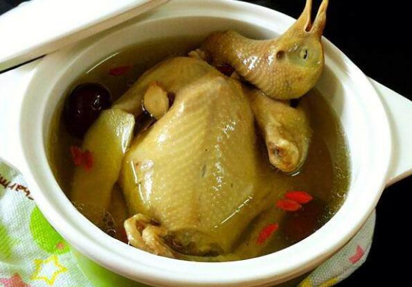 【黃芪當(dāng)歸乳鴿湯】做法步驟圖 秋季常喝這道湯 甘潤(rùn)溫養(yǎng) 補(bǔ)氣-起舞食譜網(wǎng)