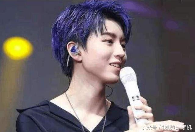 明星唱歌戴的耳机有什么作用，为什么非要戴这种耳机