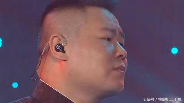 明星唱歌戴的耳机有什么作用，为什么非要戴这种耳机