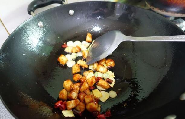 圖片[5]-酒店大廚教你宮保雞丁的做法 爽滑脆口 三盤不夠吃-起舞食譜網