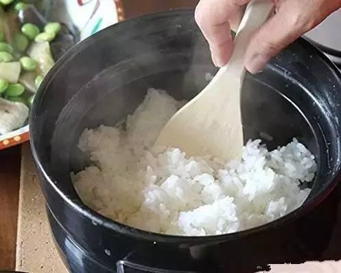 饭夹生了怎么补救，米饭夹生怎样补救（5个方法教你补救夹生饭）