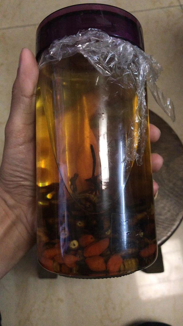 10斤白酒放多少冬虫夏草，20斤酒放多少冬虫夏草（藏民解说冬虫夏草泡酒配方与功效）