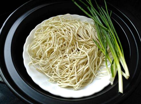 圖片[2]-【蔥油拌面】做法步驟圖 只需5分鐘 筋道嫩滑 香辣勁爽-起舞食譜網(wǎng)