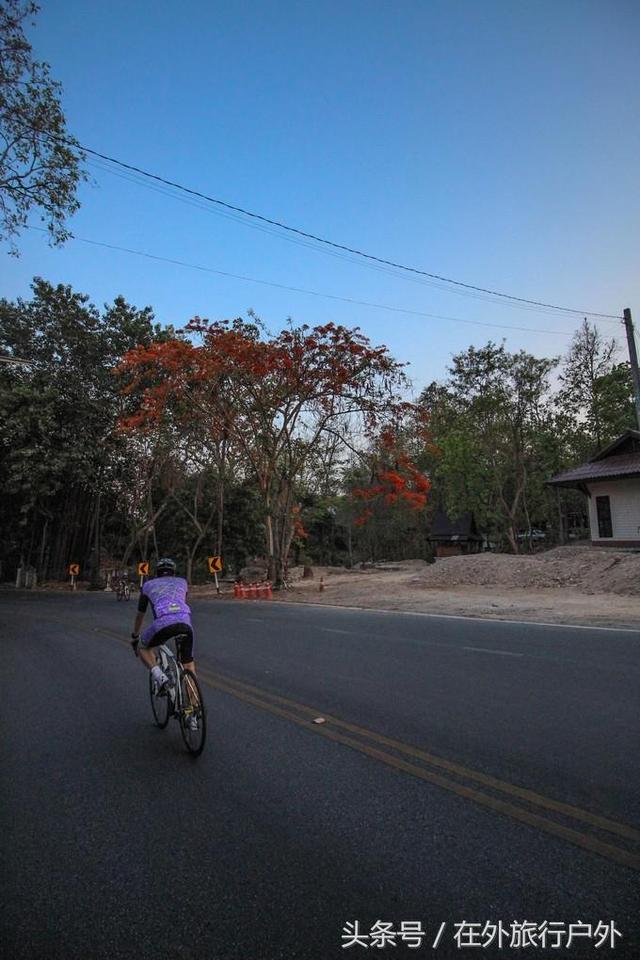 画面泰国旅游骑大象，90后小清新出游泰国