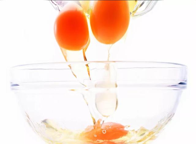 双黄蛋是怎么形成的，双黄蛋是人工激素催出来的吗（双黄蛋竟然是这样产生的）