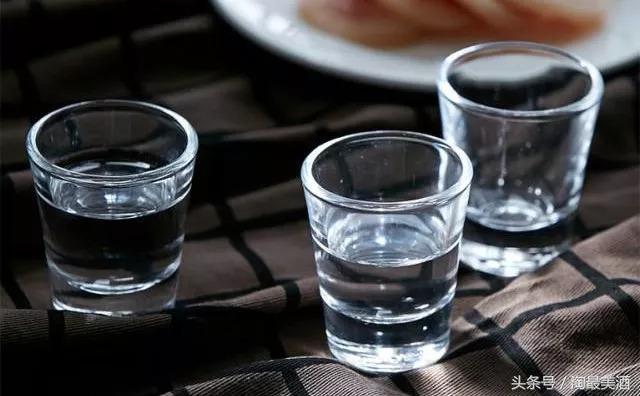 白酒的饮用不就是端起杯子喝吗?这能有什么可说的呢?