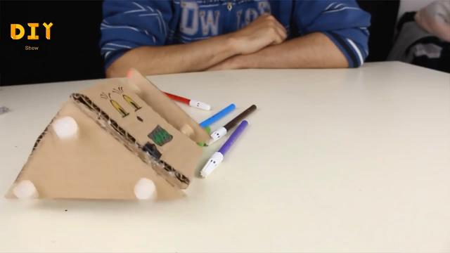 幼儿园自制纸盒机器人,废物纸箱怎么变成儿童玩具机器人(其实制作起来很容易) 幼儿园自制纸盒机器人,废物纸箱怎么变成儿童玩具机器人(其实制作起来很容易)