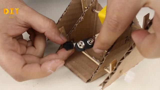 幼儿园自制纸盒机器人,废物纸箱怎么变成儿童玩具机器人(其实制作起来很容易) 幼儿园自制纸盒机器人,废物纸箱怎么变成儿童玩具机器人(其实制作起来很容易)