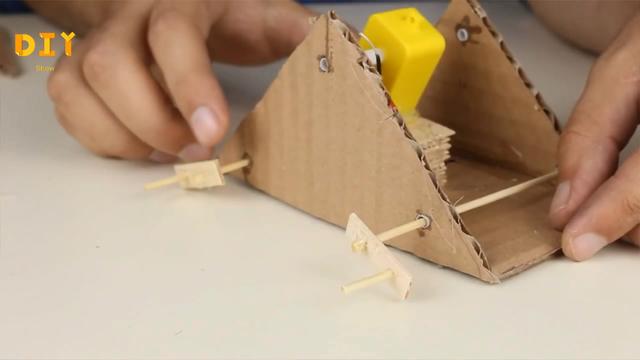 幼儿园自制纸盒机器人,废物纸箱怎么变成儿童玩具机器人(其实制作起来很容易) 幼儿园自制纸盒机器人,废物纸箱怎么变成儿童玩具机器人(其实制作起来很容易)