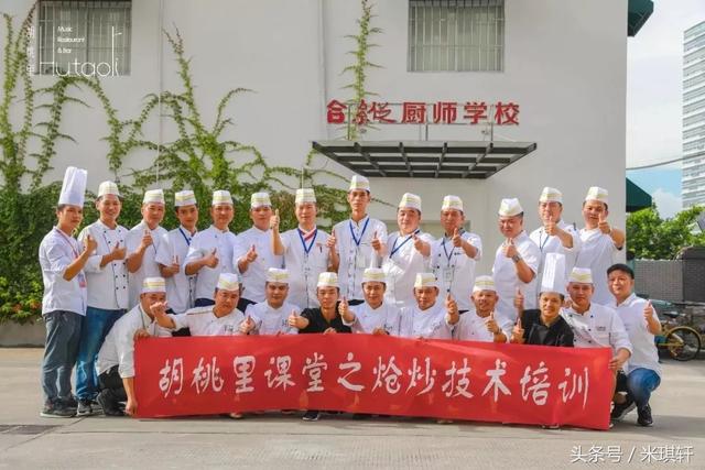 三层生日蛋糕图片，漂亮的三层生日蛋糕画法（胡桃里四周年生日定制三层超大庆典蛋糕）