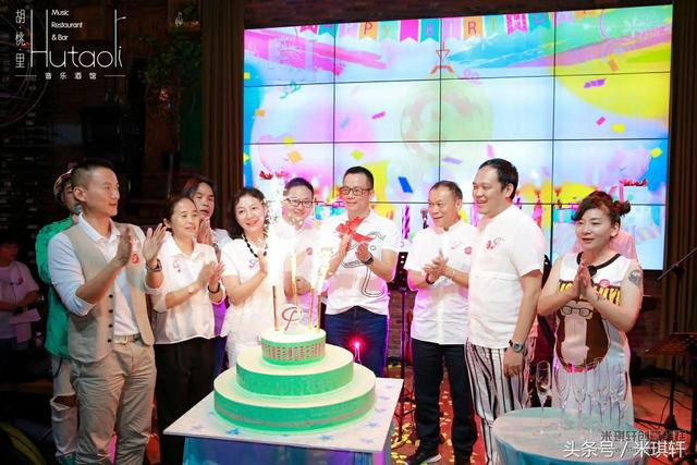 三层生日蛋糕图片，漂亮的三层生日蛋糕画法（胡桃里四周年生日定制三层超大庆典蛋糕）