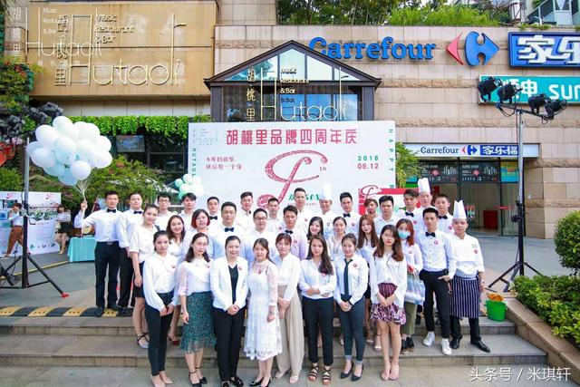 三层生日蛋糕图片，漂亮的三层生日蛋糕画法（胡桃里四周年生日定制三层超大庆典蛋糕）