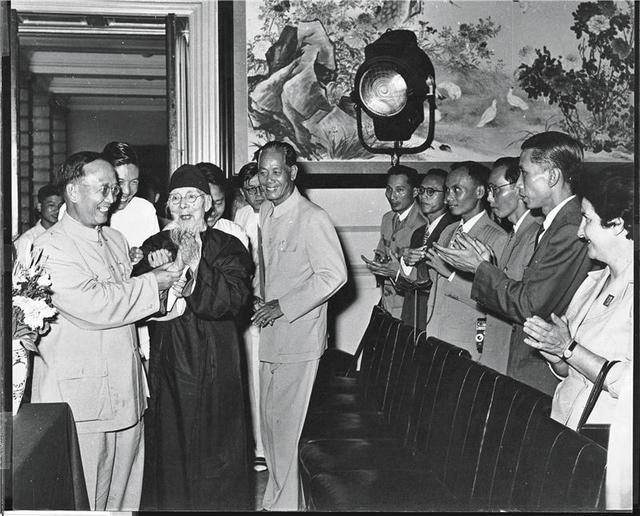 艾青诗选画者的行吟赏析，艾青诗选画者的行吟赏析100字（巨匠是怎样生成的）