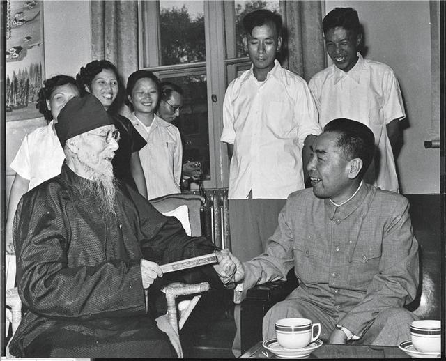 艾青诗选画者的行吟赏析，艾青诗选画者的行吟赏析100字（巨匠是怎样生成的）