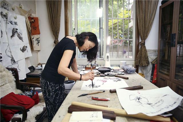 艾青诗选画者的行吟赏析，艾青诗选画者的行吟赏析100字（巨匠是怎样生成的）