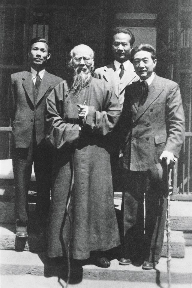 艾青诗选画者的行吟赏析，艾青诗选画者的行吟赏析100字（巨匠是怎样生成的）