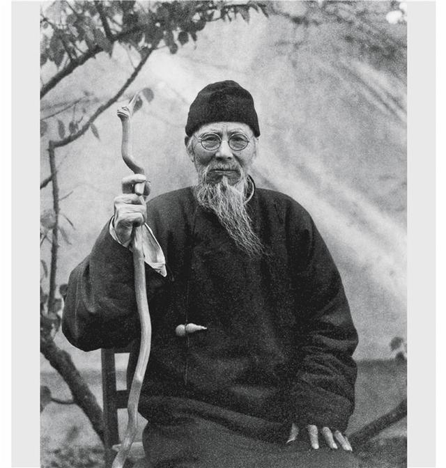 艾青诗选画者的行吟赏析，艾青诗选画者的行吟赏析100字（巨匠是怎样生成的）