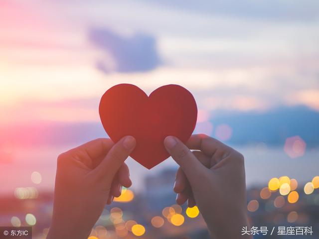 双鱼男掩饰暗恋你的表现，双鱼男在暗恋的人面前的表现（12星座男突然出现的反常行为）