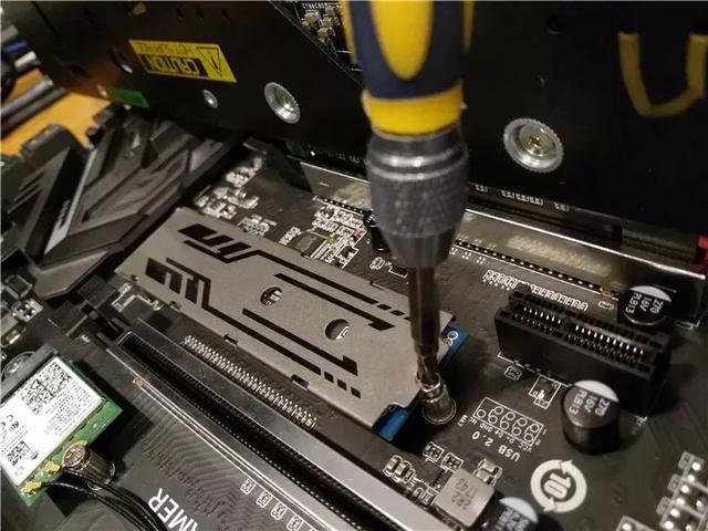 连接电脑的读碟盒子怎么打开，连接电脑的读碟盒子怎么打开文件（SSD固态硬盘怎么安装）