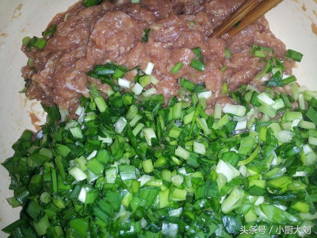 韭菜不变色的窍门，韭菜花怎么腌制不变色（做出的韭菜猪肉包子韭菜翠绿不变色）