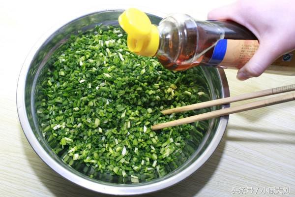 韭菜不变色的窍门，韭菜花怎么腌制不变色（做出的韭菜猪肉包子韭菜翠绿不变色）