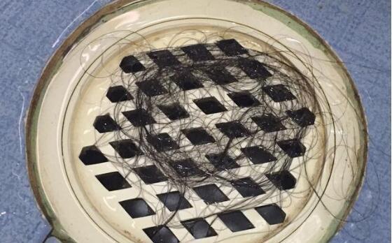 下水管道堵塞疏通方法，下水管道堵塞怎样清通（下水道堵塞别再傻傻的用棍子捅了）