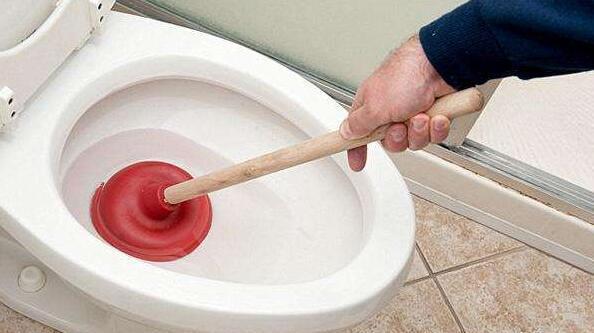 下水管道堵塞疏通方法，下水管道堵塞怎样清通（下水道堵塞别再傻傻的用棍子捅了）