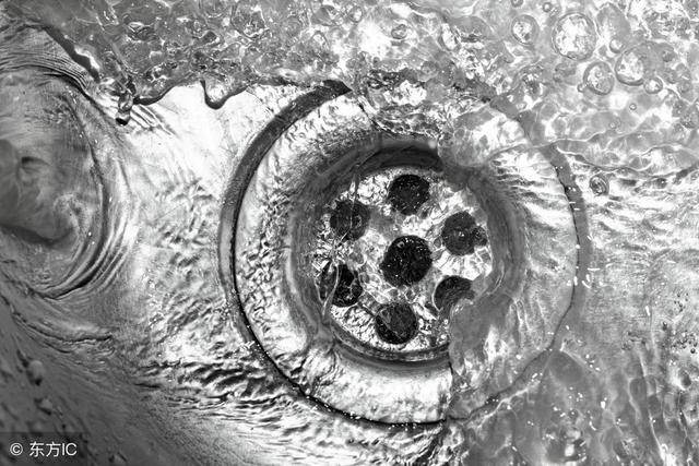 下水管道堵塞疏通方法，下水管道堵塞怎样清通（下水道堵塞别再傻傻的用棍子捅了）