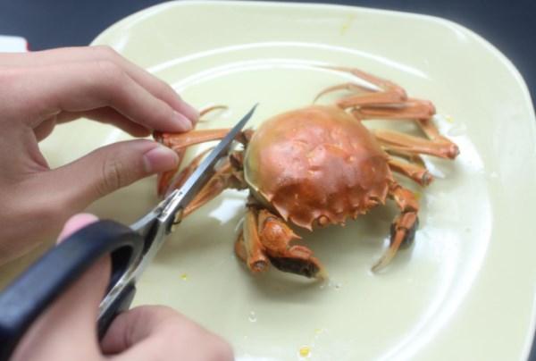 吃大闸蟹的详细吃法，大多数人还不会吃大闸蟹